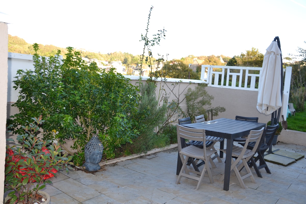 Terrasse arborée et jardin clos