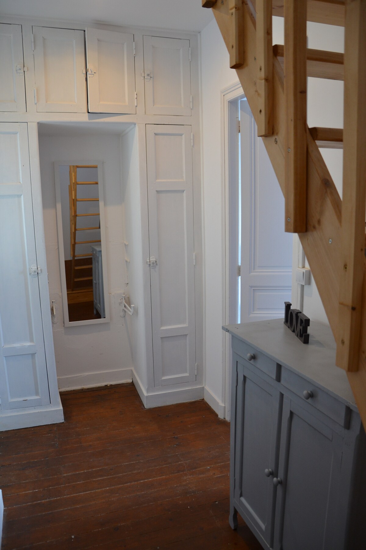Placards du palier, miroir en pied