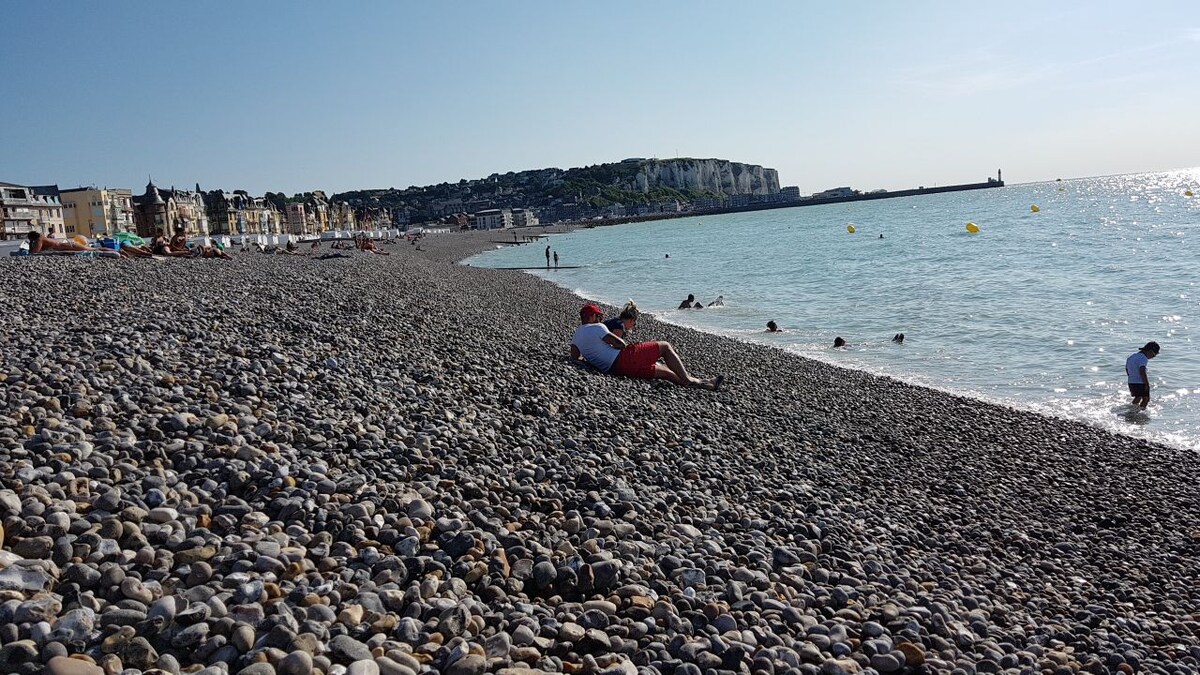 Mers-les-Bains et le phare du Tréport en fond