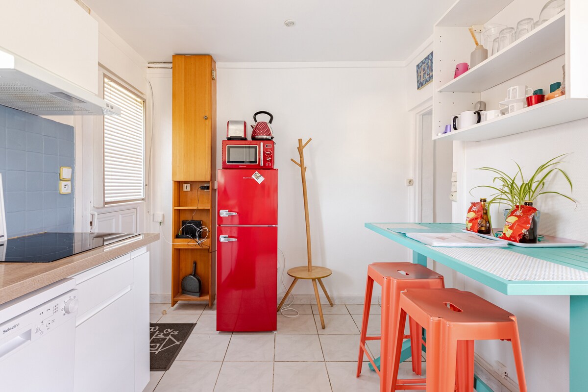 Espace repas et réfrigérateur